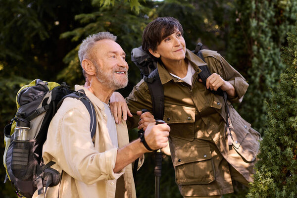 Пара наслаждается своим походом, исследуя потрясающие горные тропы и природу.