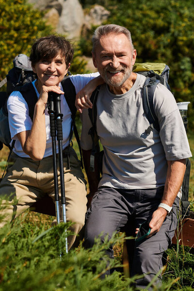 Активные старшеклассники наслаждаются совместными походами среди потрясающих горных пейзажей.