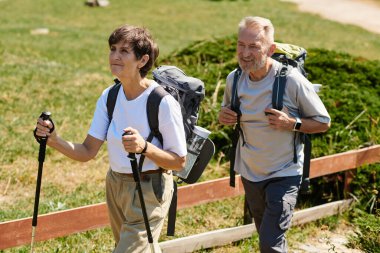 Üst düzey çiftler manzaralı bir yürüyüş, kucaklayıcı bir macera ve güzel bir çevreden hoşlanırlar..