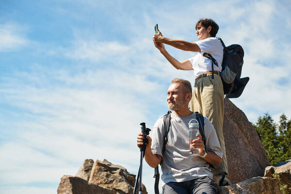 Активные пожилые люди вместе исследуют горы, делятся моментами и связываются с природой..