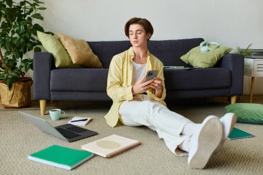 Şık bir genç adam dizüstü bilgisayarlar ve dizüstü bilgisayarların arasında dinleniyor ve boş zamanlarının tadını çıkarıyor..