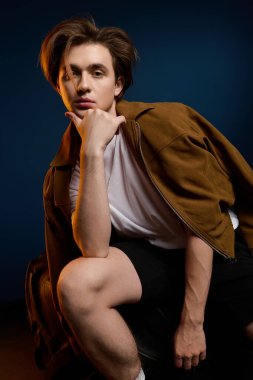 Modaya uygun genç adam kendine güvenen bir pozla kendine has tarzını sergiliyor..
