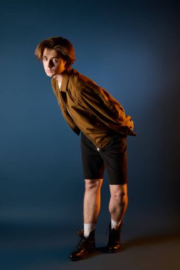 Modayı takip eden modacı kendine güvenen, modern tarzı sergiliyor..