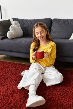 Genç bir kız yerde oturmuş içkisini yudumluyor. Etrafı rahatlıkla çevrili, alfa çocuk.