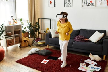 Bir kız evde sarı bluz ve beyaz pantolon giyerek vakit geçirmekten hoşlanır. Sanal gerçeklik eğlencesi..