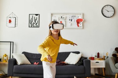 Genç bir kız kendini tamamen sanal gerçeklik dünyasına kaptırmış durumda.