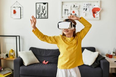 Bir kız içeride vakit geçirmekten zevk alır, sanal gerçeklikte sanal gerçeklerle uğraşır..