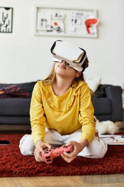 Genç bir kız, sıcak bir oturma odasında yerde oturmuş, neşeyle sanal gerçekliği keşfediyor..