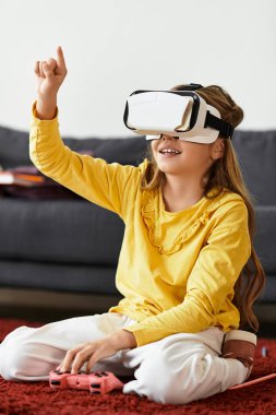 Genç kız, oturma odasındaki yumuşak halıda otururken sanal bir deneyimden zevk alıyor..