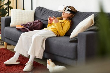 Kanepede dinlenen bir kız, kulaklık takarak sanal bir oyun dünyasına dalıyor..