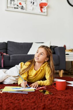 Gen alfa kızı evinde eğleniyor, rahat bir oturma odasında resim çiziyor ve düşünüyor..