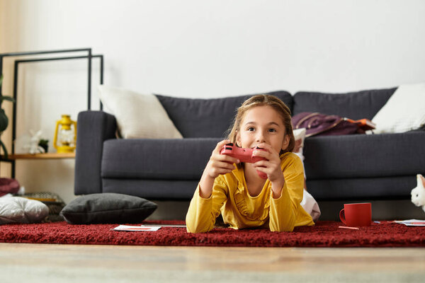 Девочка играет в видеоигры на полу, окруженная подушками и уютной атмосферой дома.