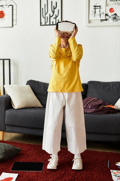 Молодая девушка стоит в своей уютной гостиной, одетая в веселый наряд во время использования VR гарнитуры.