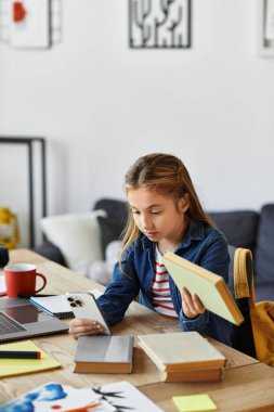 Bir kız evde rahatlar, renkli kitaplarına bakar ve zamanının tadını çıkarır..