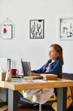 Genç bir kız evde rahatlar, sanatıyla meşgul olur ve geniş bir şekilde gülümser..