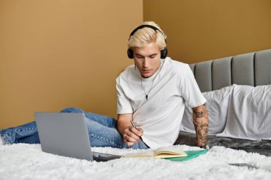 Yakışıklı genç bir adam şık bir dairede çalışıyor, müzik dinlerken tamamen meşgul..