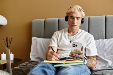 Yakışıklı genç adam yatağında oturur, nota yazmaya odaklanır ve müzikten zevk alır..