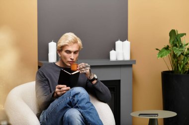 Genç bir adam, şık dairesinde bir kitaba dalmış, kahveyle rahatlıyor..