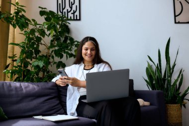 Waardenburg sendromlu bir kadın rahat bir ev ortamında uzaktan çalışmaktan hoşlanır..
