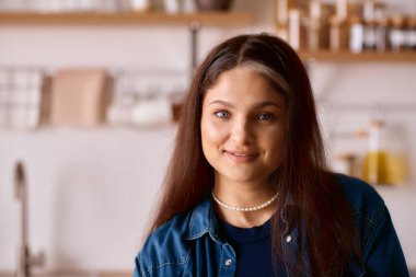 Waardenburg sendromlu bir kadın eşsiz stilini ve güzelliğini sergiliyor..