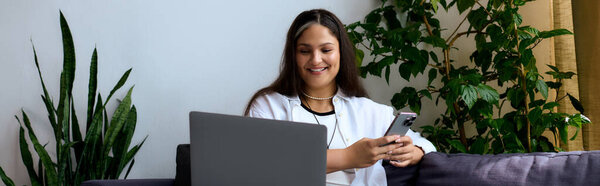 Женщина с синдромом Варденбурга наслаждается удаленной работой при подключении через свой телефон, баннер