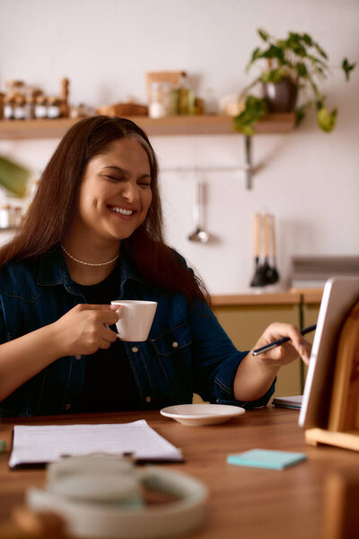 Женщина с синдромом Варденбурга наслаждается работой на дому, излучая радость и уверенность.