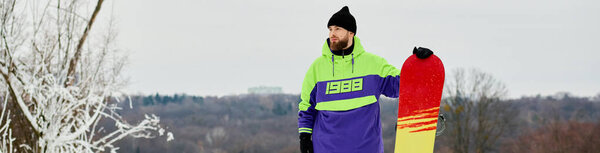 Бородач гордо стоит со своим сноубордом, готовый к зимнему веселью, плакат