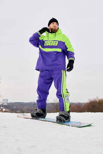 Бородач демонстрирует свои навыки сноубординга на снежном склоне этой зимой..