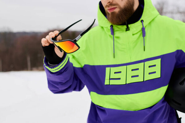 Опытный сноубордист перемещается по снежному склону, демонстрируя свой активный дух в зимних видах спорта..