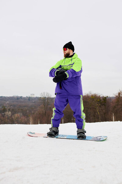 Бородач уверенно катается на сноуборде по снежному склону среди зимних пейзажей.