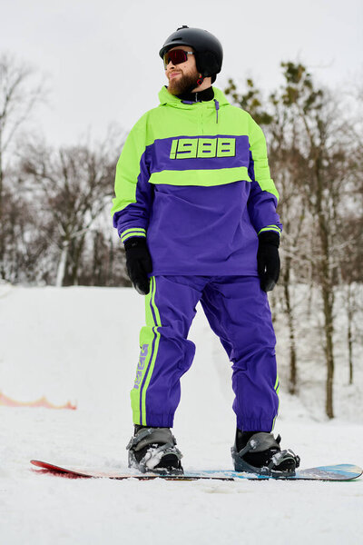 Бородатый человек умело катается на сноуборде по снежному склону, наслаждаясь захватывающим зимним днем.