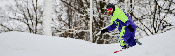 Бородач умело перемещается по снежному склону во время сноуборда, плаката