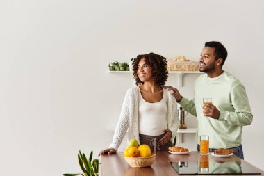 Mutlu çift evde kahvaltıyı sever, hamileliklerini ve gelecekteki ailelerini kutlarlar..