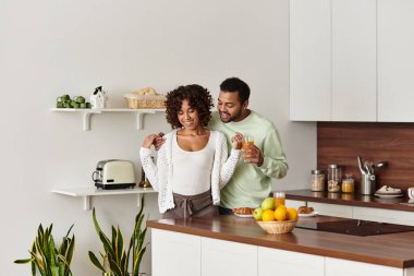 Mutlu çift mutfaktaki yeni bebeklerine hazırlanırken birlikte vakit geçirmeyi seviyor..