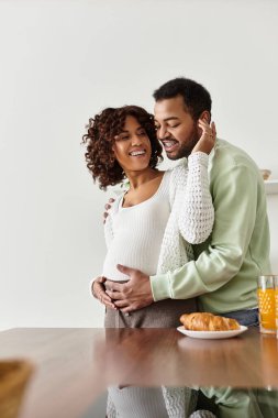 Mutlu çift, bebekleri için sevgi ve beklentilerini paylaşarak birlikte özel zaman geçirmekten zevk alır..