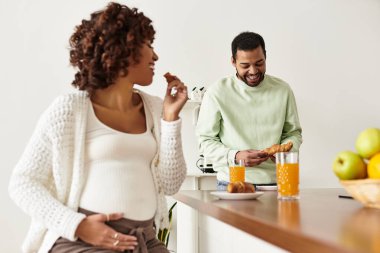 Ailelerin sıcak mutfaklarında gülümsemelerini ve ikramlarını paylaşmalarını ve birbirlerine eşlik etmelerini bekliyoruz..