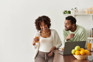 Çiftler, hamileliklerini kutlarken evde keyifli bir an yaşarlar..