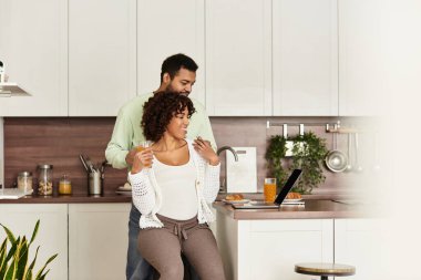 Mutlu çift, aşklarını ve hamileliklerini kutlamak için mutfaklarında rahat bir anın tadını çıkarıyor..