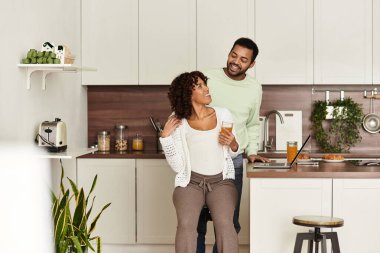 Çiftler sıcak mutfaklarında keyifli bir anı paylaşıyor, birlikte hamileliklerini kutluyorlar..