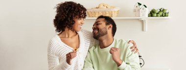 Mutlu bir çift, rahat, şık bir dairede birlikte vakit geçirmeyi, gülümsemeyi ve atıştırmayı, afişi paylaşmayı sever.