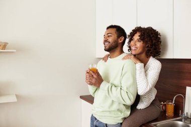 Mutlu bir çift şık dairelerinde birlikte vakit geçirir, kahkahalar ve içkileri paylaşırlar..