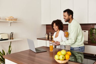 Çift, sıcak dairelerinde ferahlatıcı içkilerle kaliteli zaman geçiriyor..