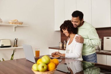 Çiftler kahvaltı ve kahkahaların tadını çıkarırken şık mutfaklarında keyifli bir anı paylaşıyorlar..