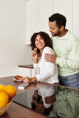 Çiftler birlikte keyifli bir kahvaltıdan hoşlanırlar. Parlak, modern bir mutfakla çevrili..