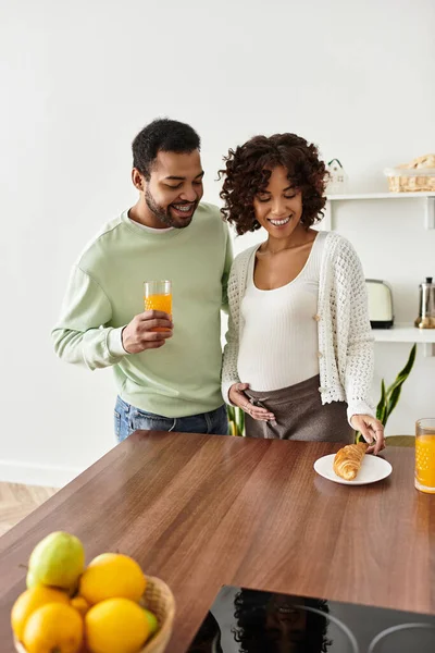 Mutlu çift, bebeklerinin doğmasını beklerken evde vakit geçirmekten zevk alıyor..