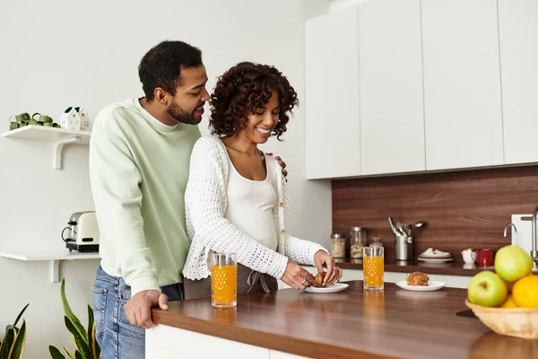 Aileler sıcak mutfaklarında atıştırmalık hazırlarken mutluluklarını paylaşmayı bekliyorlar..