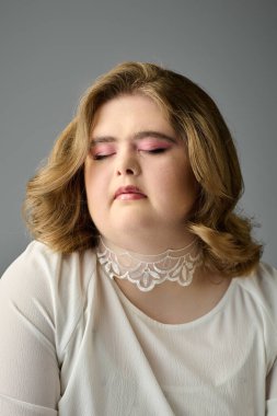 Down sendromlu kendine güvenen genç bir kadın huzurlu ve neşeli bir anda parlıyor..