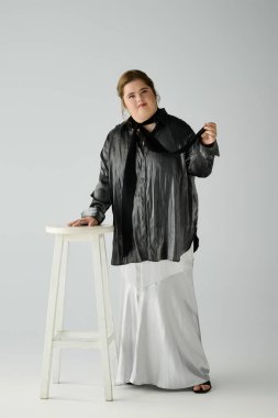 Down sendromlu genç bir kadın yaratıcı bir stüdyoda kendine güvenini ve modasını sergiliyor..