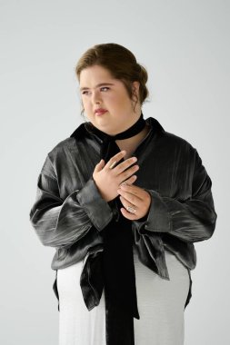 Down sendromlu neşeli genç bir kadın zarif bir poz veriyor, eşsiz stilini ve çekiciliğini gösteriyor..