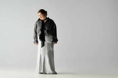 Down sendromlu genç bir kadın şık bir kıyafetle pozitifliğini sergiliyor..